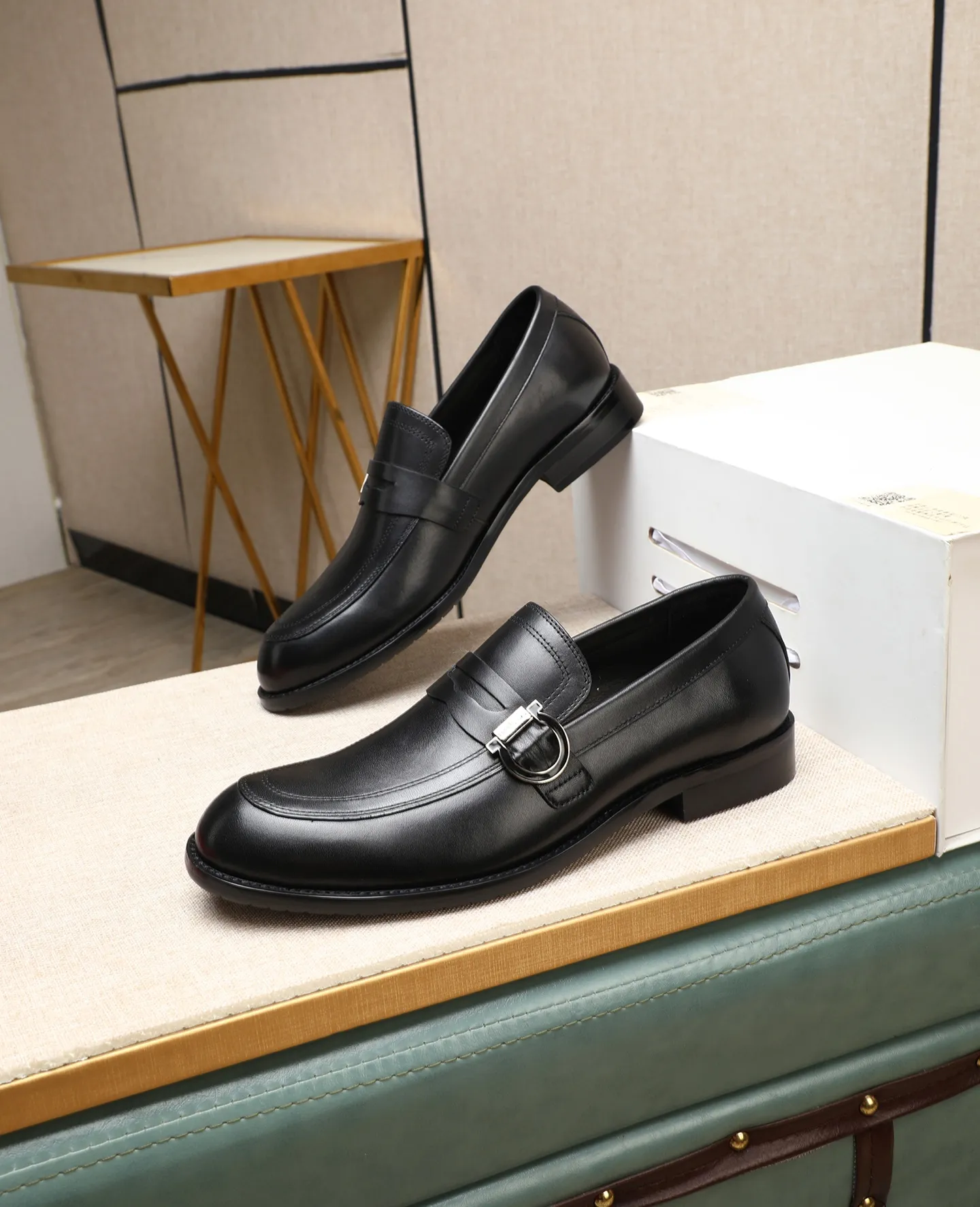 Men's shoes 💰560 📛📛(water-dyed cow lining) Salvatore Ferragamo high-end (Salvatore Ferragamo) is the world's top luxury footwear brand. It comes from the fashion kingdom of Italy. It is famous all over the world for its traditional handmade design and novel styles... 🚶🏻🚶🏻New suit shoes are available simultaneously at the counter. This model is made of pure handmade imported Italian calfskin fabric ➕soft water-dyed cowhide lining Original authentic outsole🌀🌀Size: 38➖44 (45 46 customized)